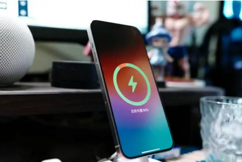 莲池苹果15换屏服务分享用什么充电器给iPhone15充电更好 